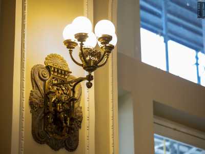 Questi, assieme alle appliques sui muri, regalano calore a una stanza che, cos� come tutto il teatro, non vede l�ora di mostrarsi a Bari in tutta la sua rinnovata bellezza